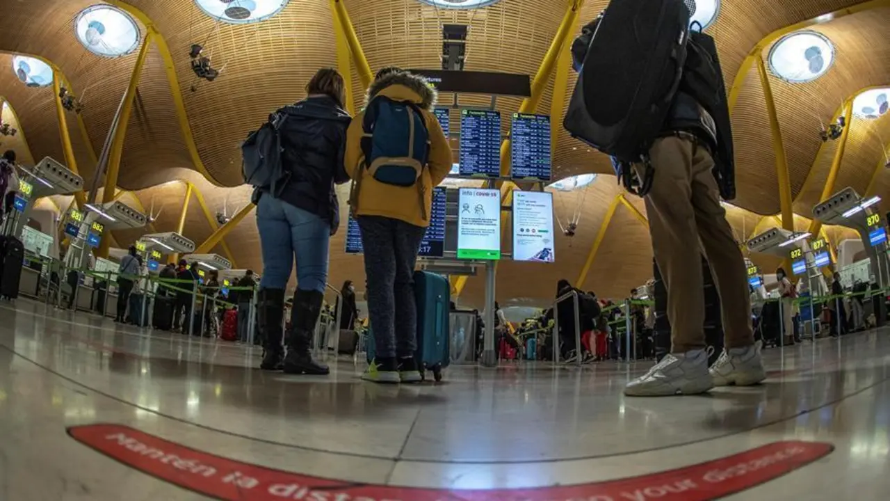 Vista del transito de viajeros por la T4 del Aeropuerto Adolfo Su&aacute;rez Barajas en Madrid este mi&eacute;rcoles que ha registrado un volumen de viajeros menor al de a&ntilde;os anteriores. EFE/Rodrigo Jim&eacute;nez. EFE/Rodrigo Jim&eacute;nez