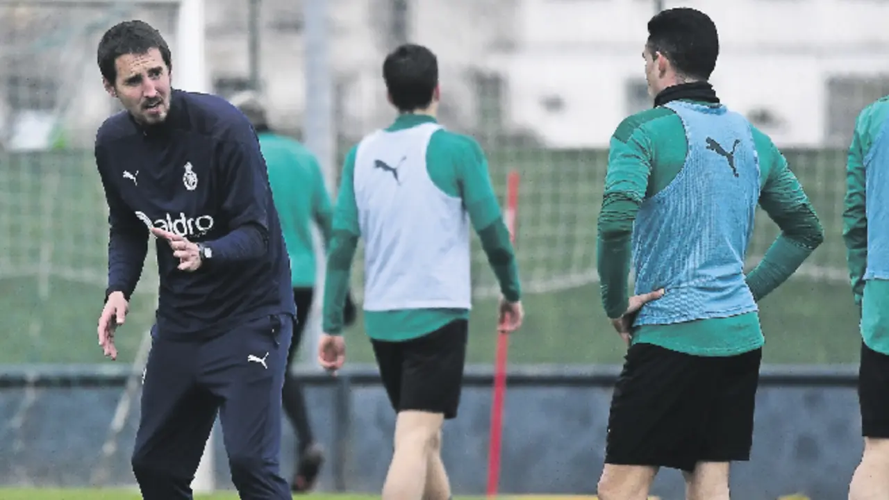 Aritz Solabarrieta dirigiendo su primer entrenamiento en las Instalaciones Nando Yosu. / Hardy