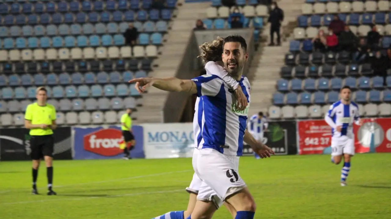Un jugador de la Gimn&aacute;stica tras marcar un gol. / ALERTA