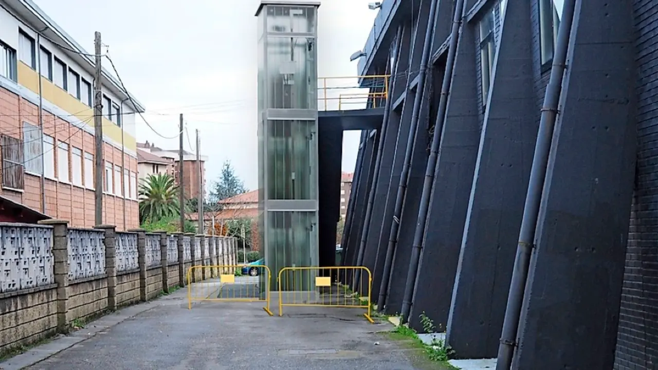 El elevador ya est&aacute; instalado en el exterior de la bolera Severino Prieto de Torrelavega. / Juan  y Santi