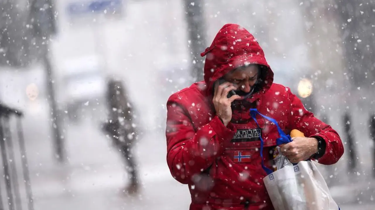 Un hombre camina por una calle de Reinosa, este lunes en la comunidad c&aacute;ntabra donde la Agencia Estatal de Meteorolog&iacute;a mantiene activada la alerta por nevadas./Pedro Puente Hoyos/ ARCHIVO