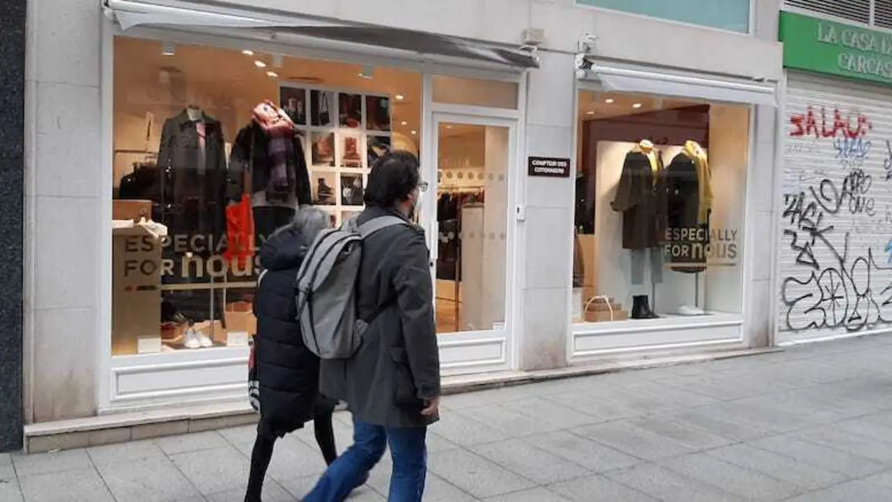 Vista de varios comercios en la calle Juan de la Cosa en Santander. / S.D.