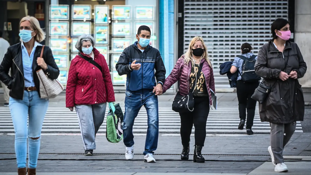 Varias personas cruzan una calle del centro de Santander. / HARDY