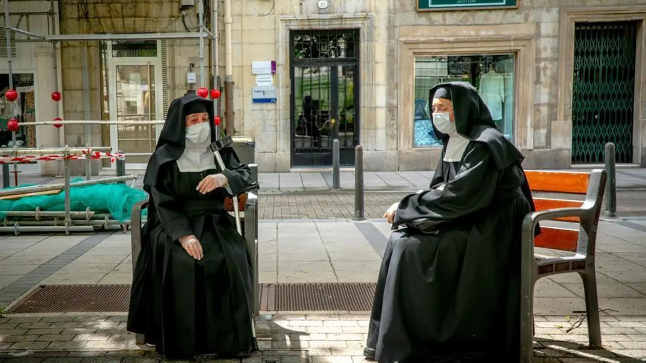 SANTANDER 08/05/2020.- Dos monjas descansan en bancos manteniendo la distancia de seguridadhoy en el centro de Santander. EFE/FOTO/ROM&Aacute;N G. AGUILERA