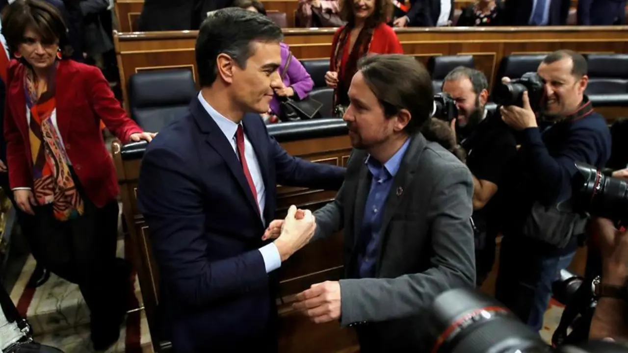 MADRID, 07/01/2020.- El l&iacute;der de Unidas Podemos, Pablo Iglesias (d), felicita a Pedro S&aacute;nchez, quien logr&oacute; este martes la confianza del Congreso para un nuevo mandato como presidente del Gobierno, al lograr una estrecha mayor&iacute;a de 167 votos a favor, 165 en contra y 18 abstenciones, es felicitado por el l&iacute;der de Unidas Podemos, Pablo Iglesias (d). EFE/Juan Carlos Hidalgo