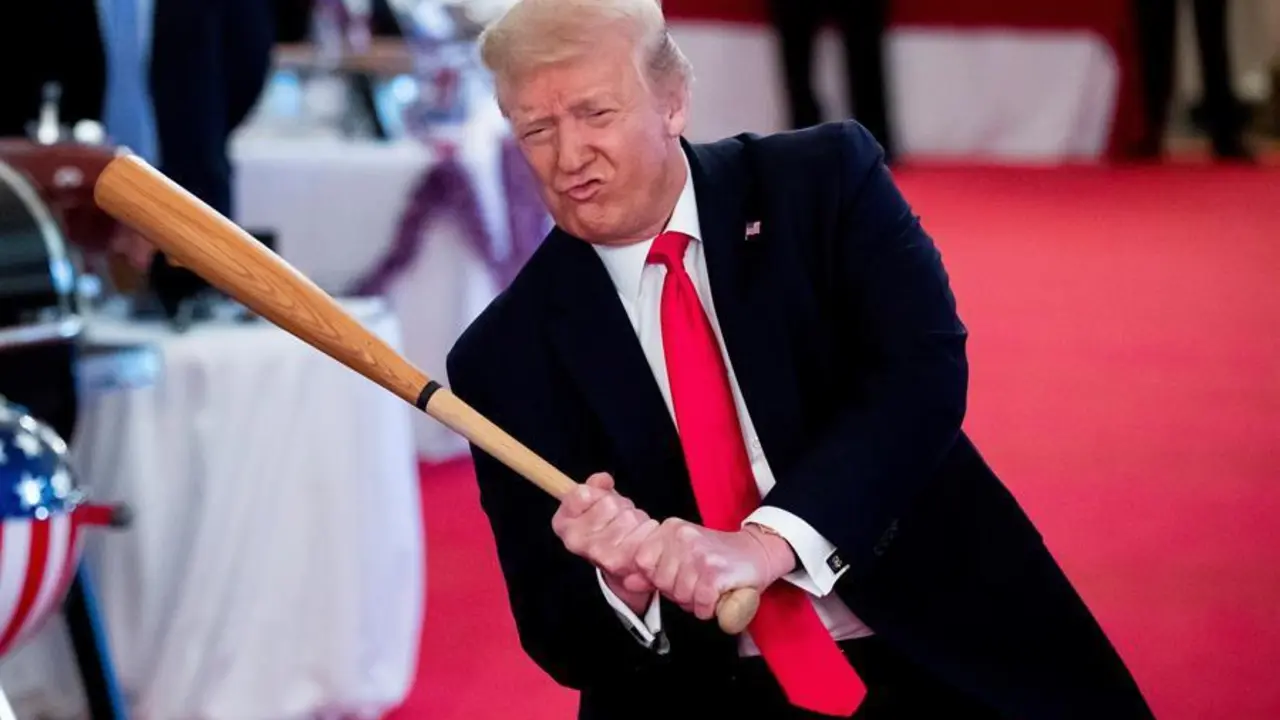 WASHINGTON (ESTADOS UNIDOS), 02/07/2020.- El presidente estadounidense, Donald Trump, posa con un bate de b&eacute;isbol durante una muestra de productos estadounidense en la Casa Blanca, Washington, el 2 de Julio de 2020. EFE/ Michael Reynolds