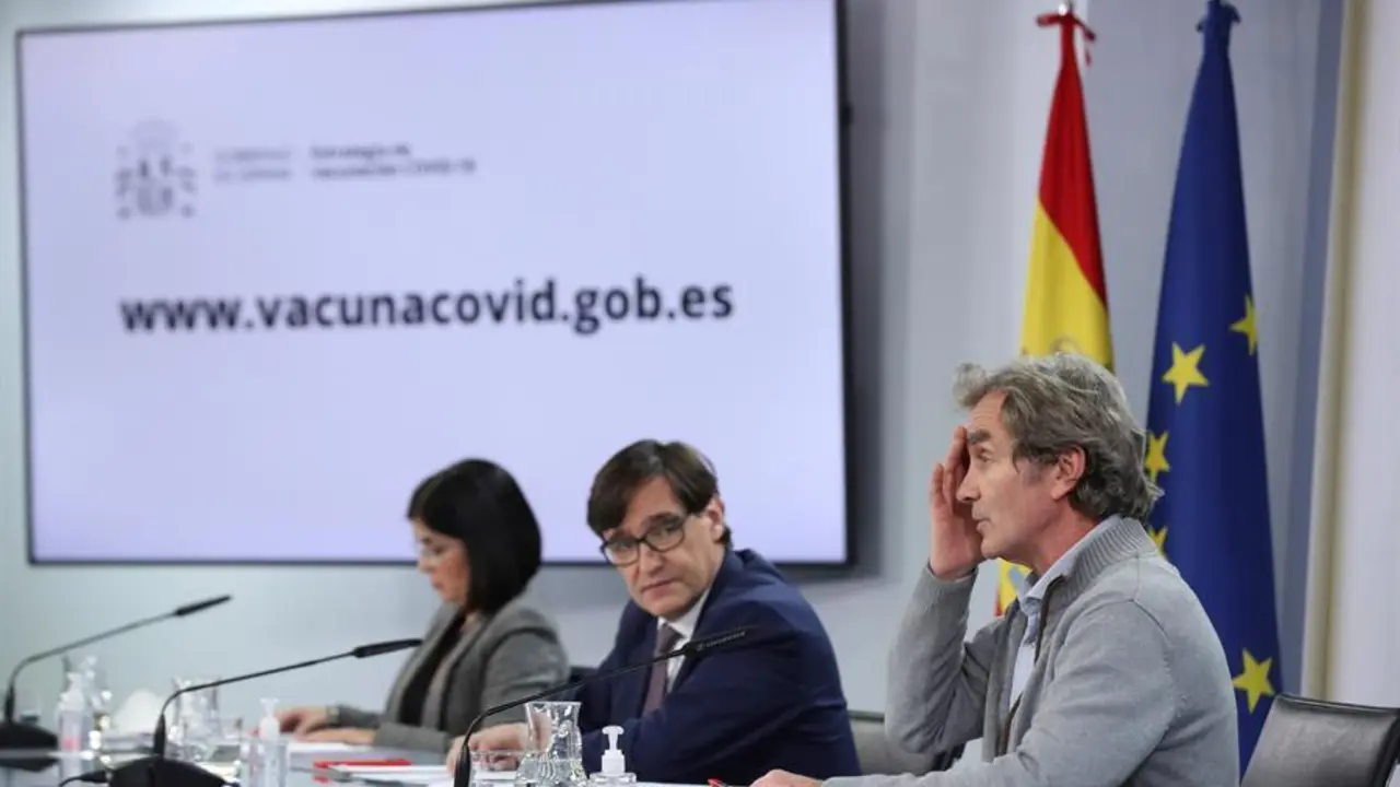 El ministro de Sanidad, Salvador Illa (c), la ministra de Pol&iacute;tica Territorial, Carolina Darias (i) y el director del Centro de Coordinaci&oacute;n de Alertas y Emergencias, Fernando Sim&oacute;n (d) durante la rueda de prensa tras el Consejo Interterritorial de Salud celebrado en el Palacio de la Moncloa en Madrid este lunes. EFE/ Emilio Naranjo