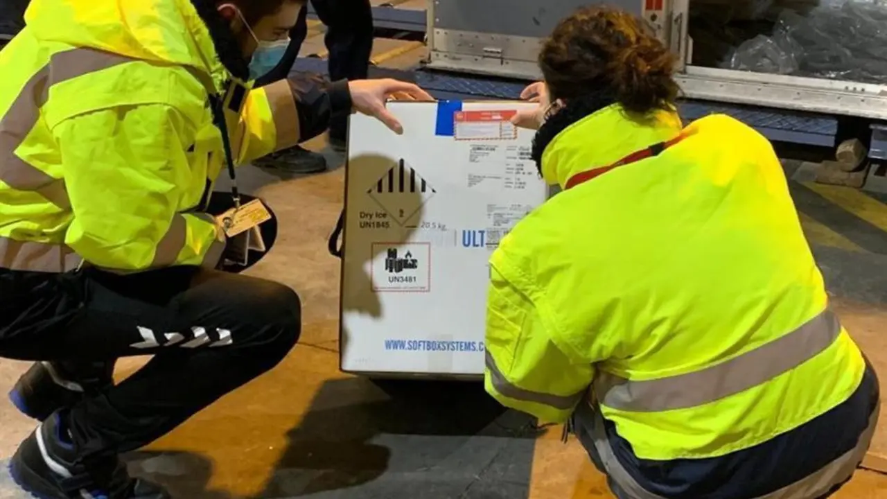 Operarios comprueban las 369.525 vacunas de Pfizer/BioNTech procedentes de un vuelo de B&eacute;lgica hasta el aeropuerto de Vitoria-Gasteiz este martes. EFE/Delegaci&oacute;n del Gobierno en el Pa&iacute;s Vasco - SOLO USO EDITORIAL/SOLO DISPONIBLE PARA ILUSTRAR LA NOTICIA QUE ACOMPA&Ntilde;A