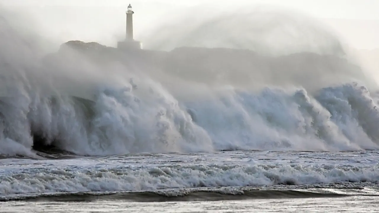Una ola rompe con fuerza en la playa del Sardinero. / HARDY