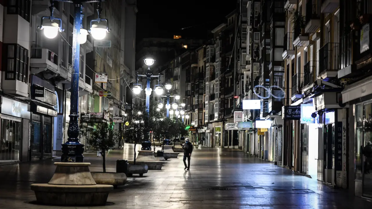 Una persona camina en la calle Burgos de Santander tras el toque de queda. / HARDy
