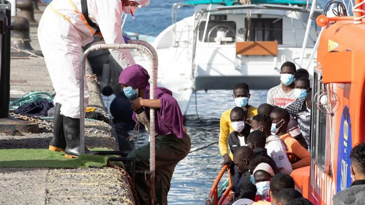 Algunos de los inmigrantes rescatados por la Guardamar Polimnia a su llegada al puerto de Arguinegu&iacute;n. Un total de 156 personas han sido rescatadas por Salvamento Mar&iacute;timo (SM) durante la noche cuando navegaban cerca de las costas de Gran Canaria, Fuerteventura y Tenerife, la gran mayor&iacute;a subsaharianos, han informado a Efe fuentes de SM. EFE/Quique Curbelo