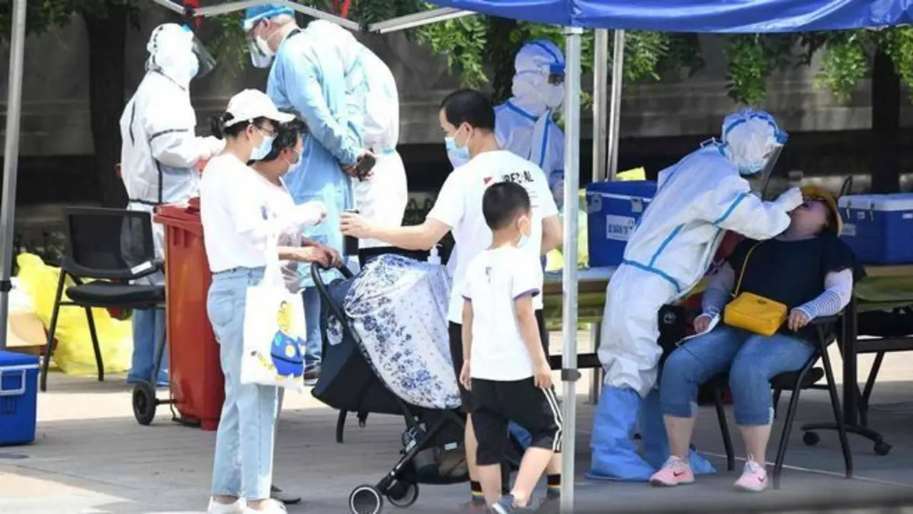 Un barrio de Pek&iacute;n, en estado de emergencia tras descubrir varios casos de coronavirus.