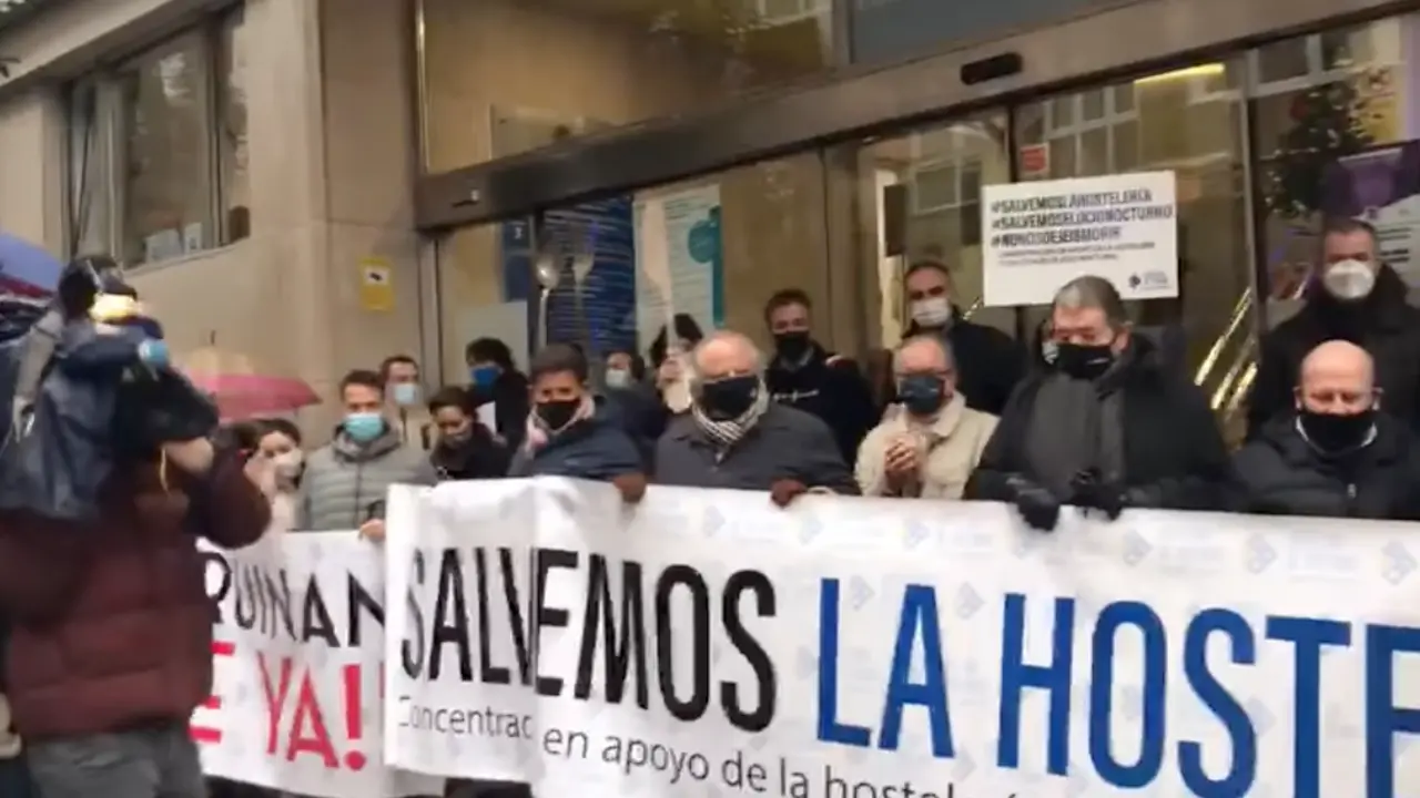 Hosteleros cántabros frente a la Delegaci&oacute;n del Gobierno de Cantabria.