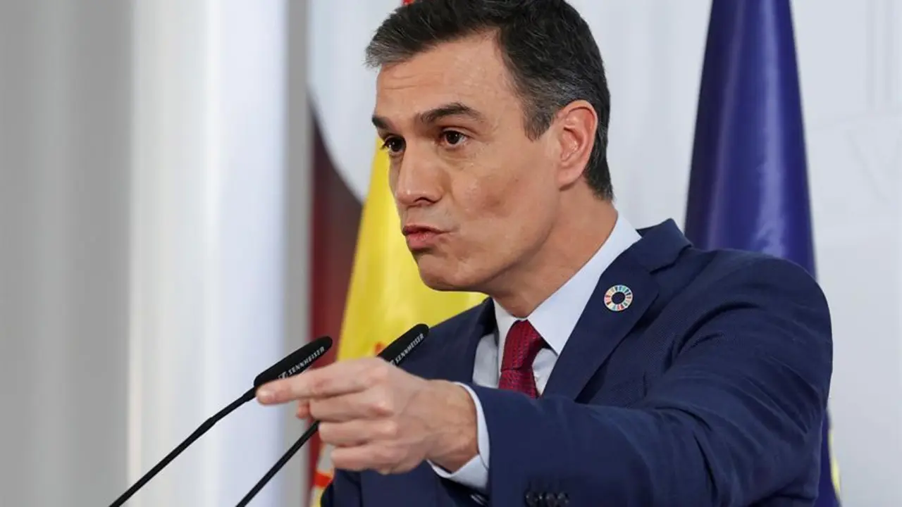 El presidente del Gobierno espa&ntilde;ol, Pedro S&aacute;nchez, hace balance del a&ntilde;o tras la &uacute;ltima reuni&oacute;n del Consejo de Ministros de 2020 y presenta un informe sobre el cumplimiento de los compromisos adquiridos en su investidura este martes en el Palacio de la Moncloa. EFE/Chema Moya