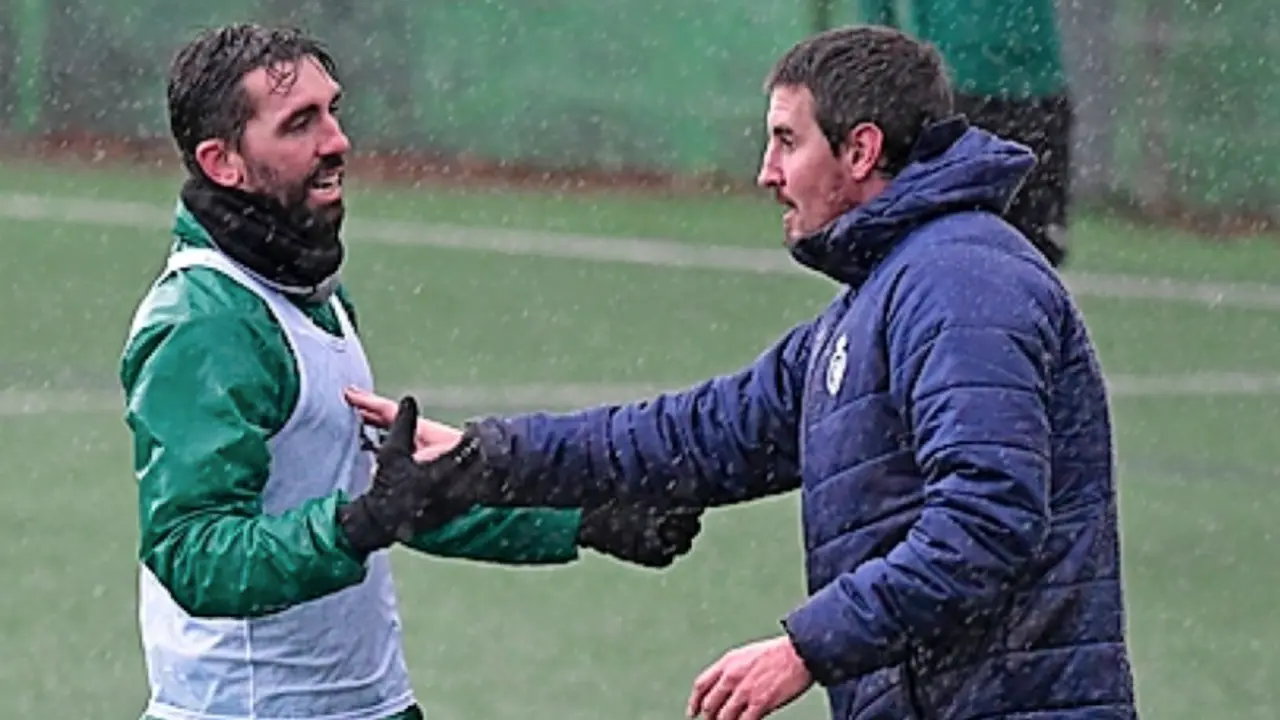 Jordi Figueras, conversando ayer con su nuevo entrenador. / Hardy
