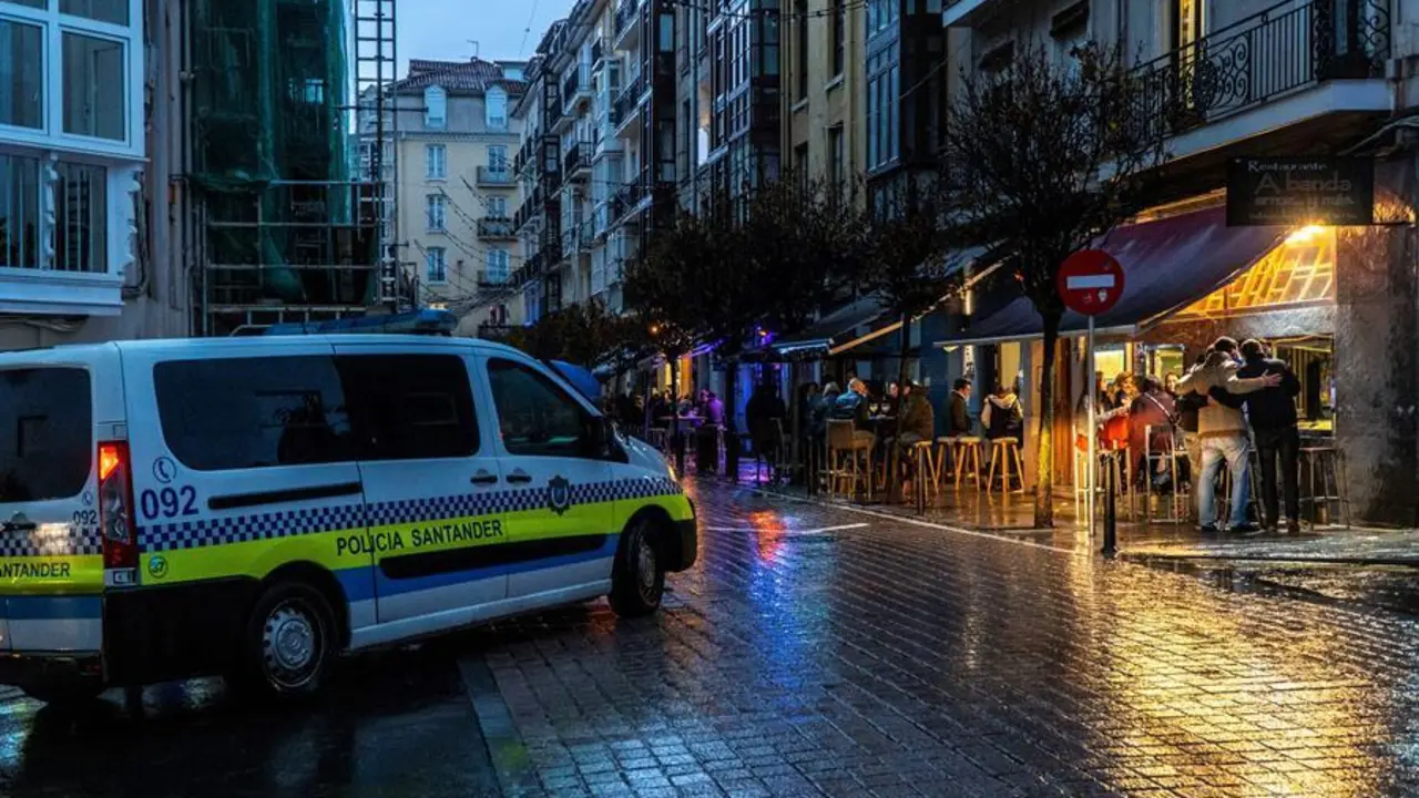 Vista de la Calle Pe&ntilde;a Herbosa en Santander. Las restricciones y la lluvia han hecho que la tarde de nochebuena en Santander ha sido mucho m&aacute;s tranquila. EFE/FOTO/ROM&Aacute;N G. AGUILERA