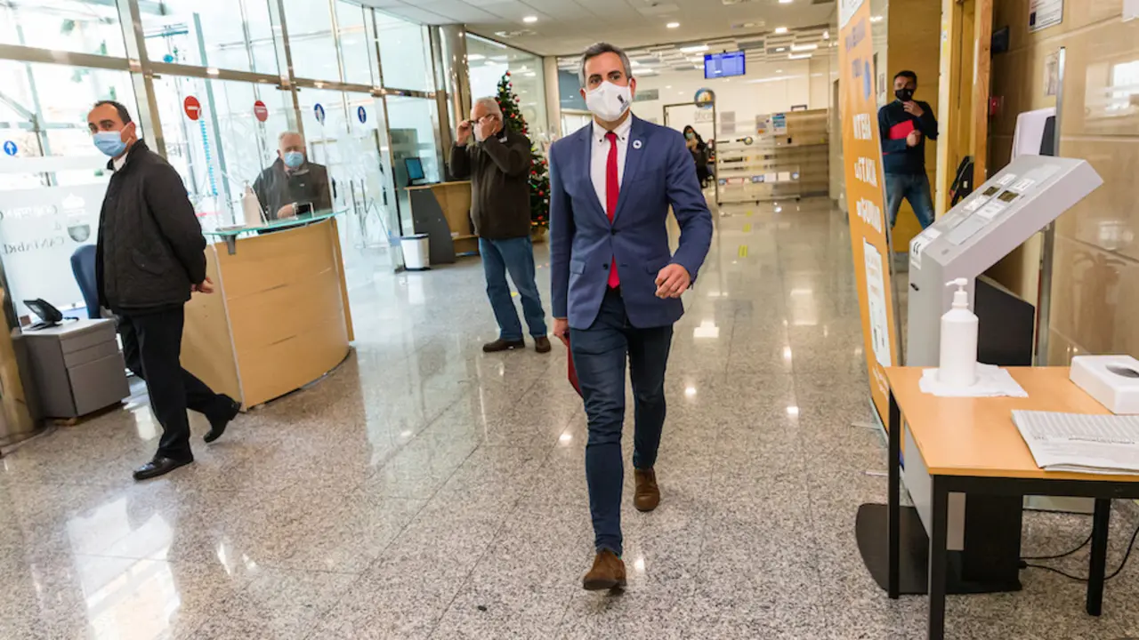 El vicepresidente y consejero de Universidades, Igualdad, Cultura y Deporte, Pablo Zuloaga, informa, en rueda de prensa, de la sesi&oacute;n extraordinaria de Consejo de Gobierno. / Ra&uacute;l Lucio