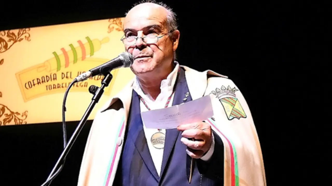 Antonio Resines cuando fue nombrado cofrade de honor del hojaldre de Torrelavega. / ALERTA