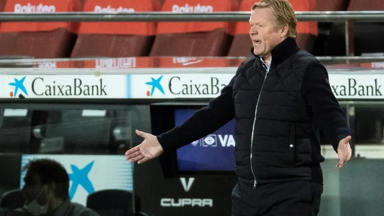 El entrenador del FC Barcelona Ronald Koeman durante el partido de la decimosexta jornada de Liga que FC Barcelona y SD Eibar disputan hoy martes en el Camp Nou, en Barcelona. EFE/Alejandro Garc&iacute;a
