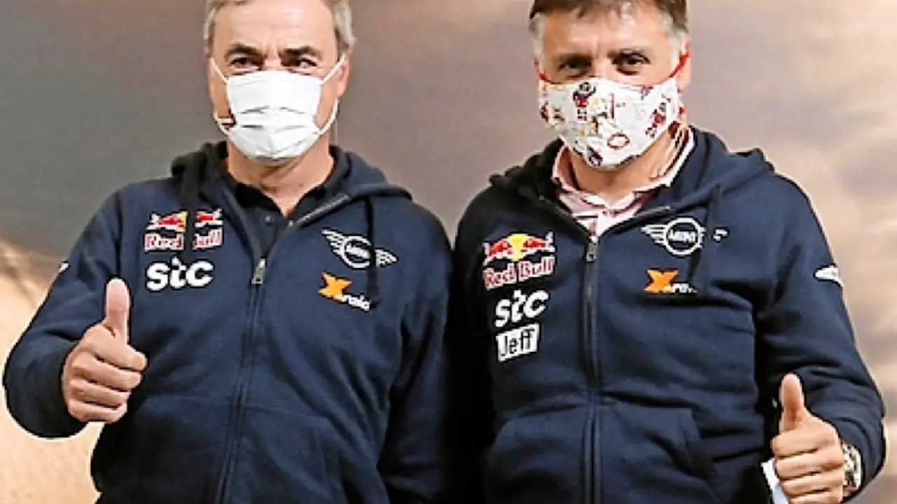 El piloto espa&ntilde;ol de rallies Carlos S&aacute;inz (i) y su copiloto Lucas Cruz posan para los fot&oacute;grafos durante una rueda de prensa en la sede de Mini, su marca en el Dakar, este martes en Madrid. EFE/Fernando Alvarado