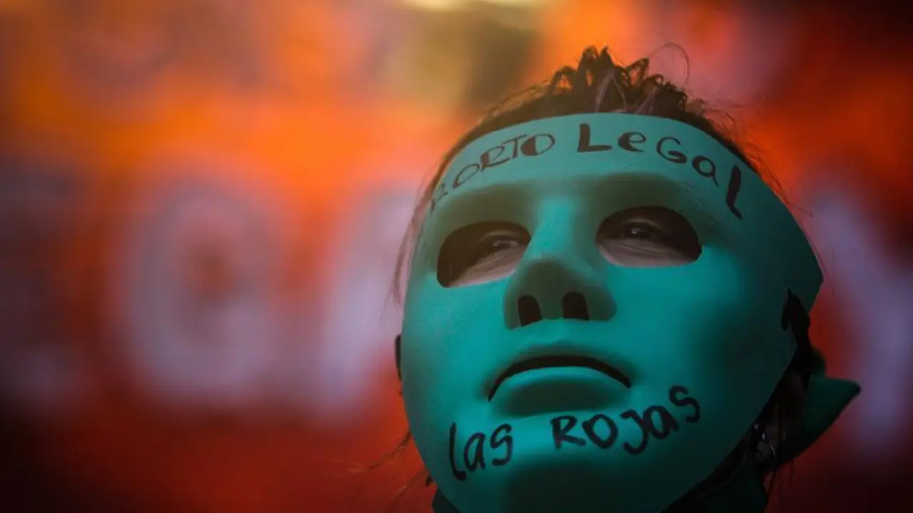 Un manifestante enmascarado pro-aborto espera durante la votaci&oacute;n en el Senado por la legalizaci&oacute;n del aborto hoy, afuera del Congreso de la Naci&oacute;n, en Buenos Aires (Argentina). EFE/ Juan Ignacio Roncoroni