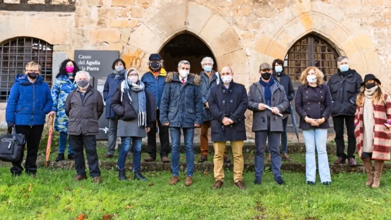 Autoridades y artistas durante la presentaci&oacute;n de la exposici&oacute;n. / ALERTA