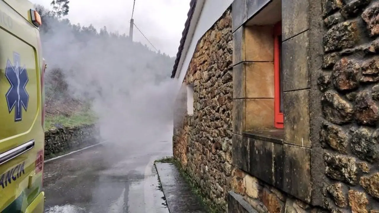 La ambulancia junto a la casa en incendiada.