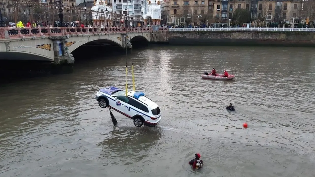 Momento en el que el veh&iacute;culo policial es rescatado del r&iacute;o Urumea, en San Sebasti&aacute;n. / ERTZAINTZA