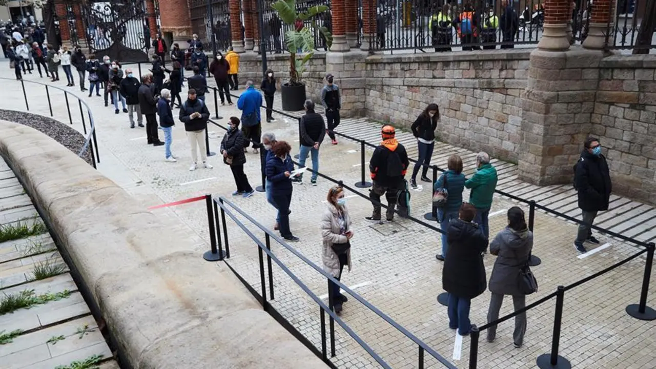 Numerosos ciudadanos esperan para entrar en un dispositivo de cribado masivo en Barcelona. EFE/Alejandro Garc&iacute;a/Archivo