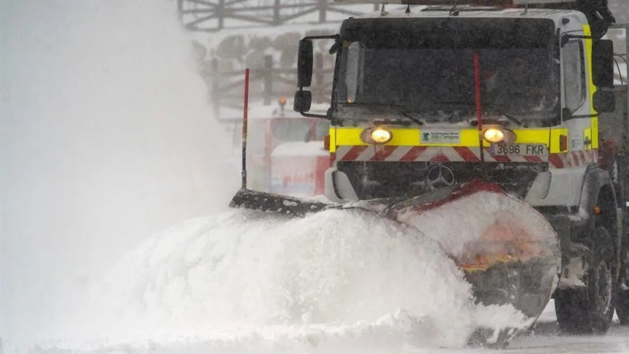 La nieve ha obligado a cerrar tres carreteras de monta&ntilde;a en la red secundaria de Cantabria, los puertos de Lunada, La S&iacute;a y Estacas de Trueba.
