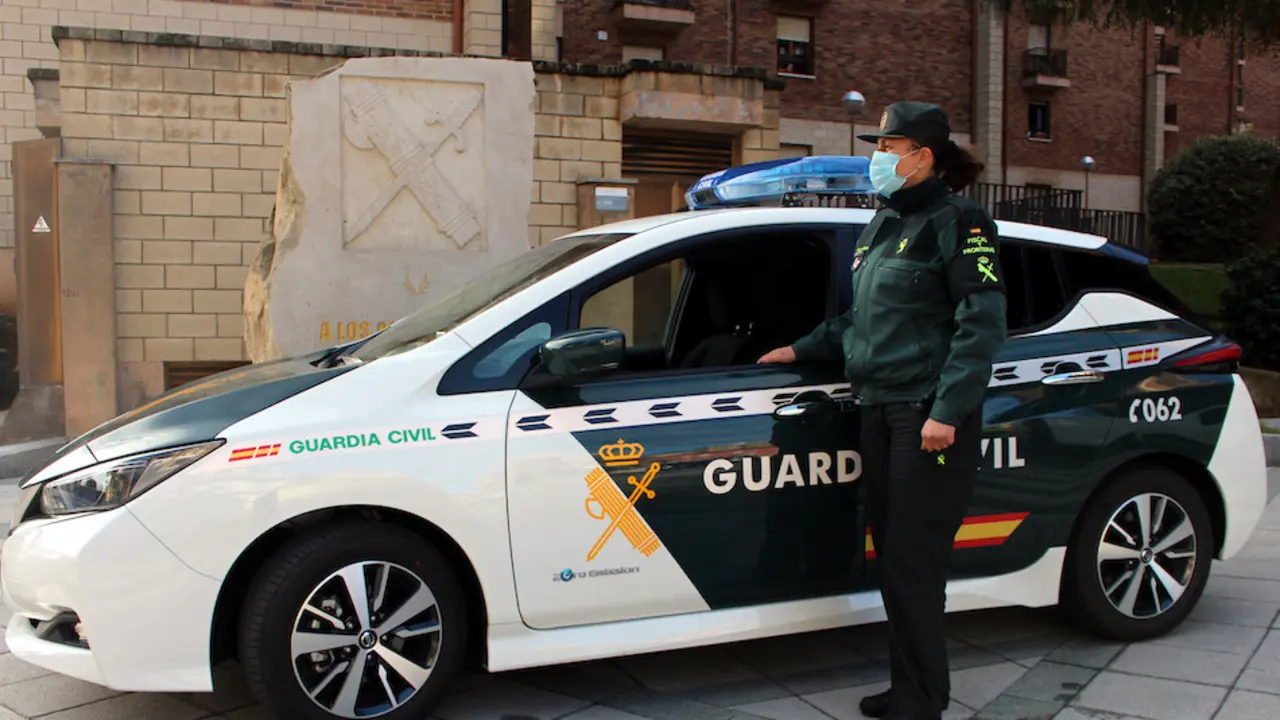 Un agente de la Guardia Civil junto al veh&iacute;culo el&eacute;ctrico. / OPC