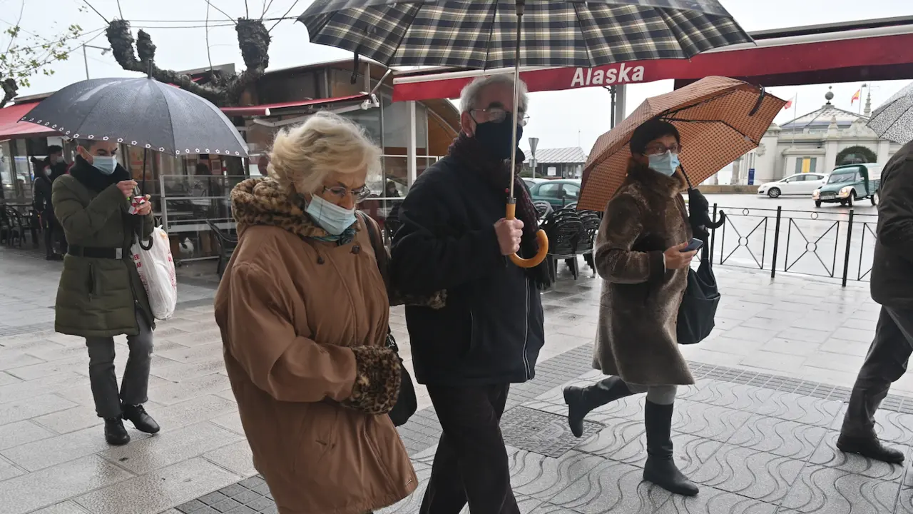 Varias personas con mascarilla caminan por el paseo Pereda de Santander. / HARDY
