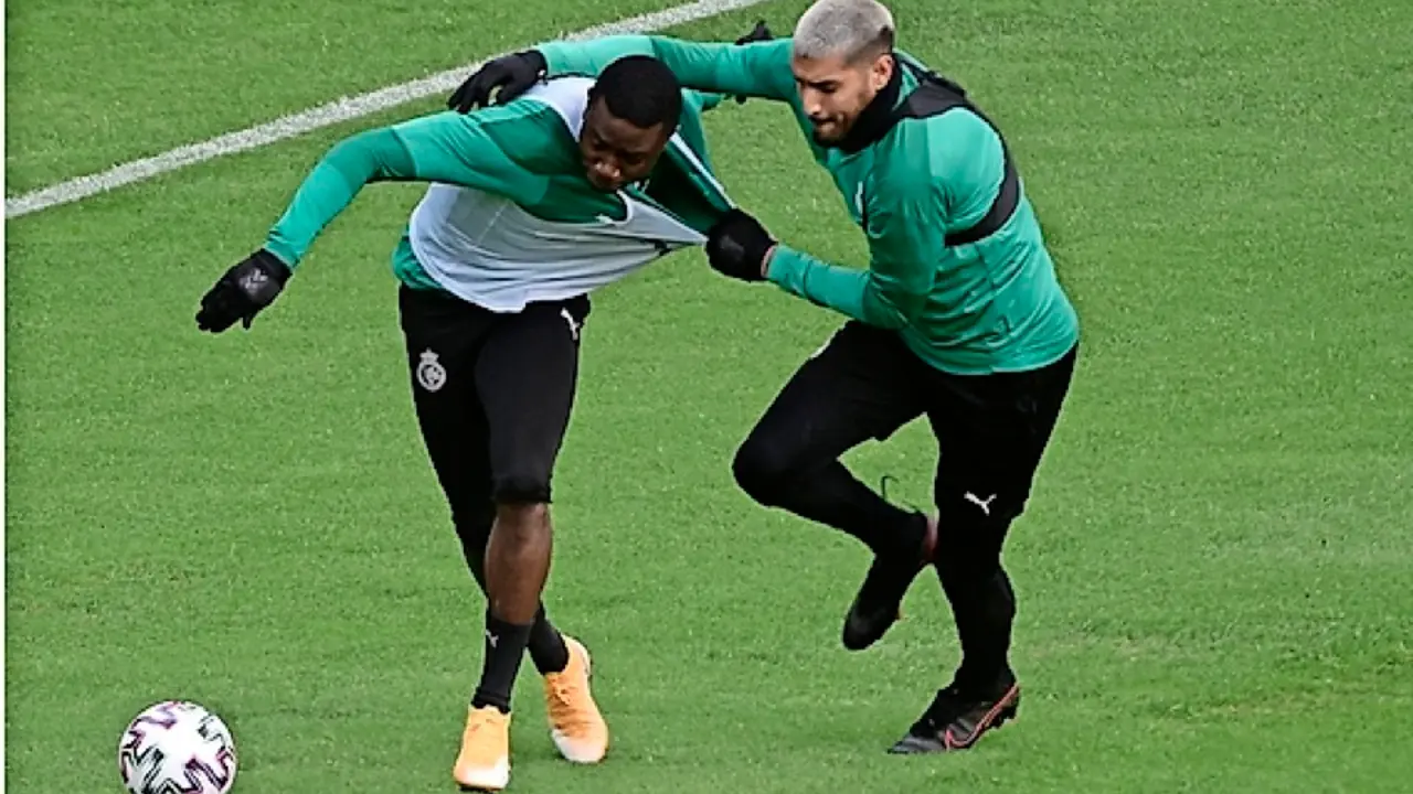 Balboa, pugnando con Soko durante el pen&uacute;ltimo entrenamiento del equipo, celebrado ayer sobre el c&eacute;sped de Los Campos de Sport. / Hardy