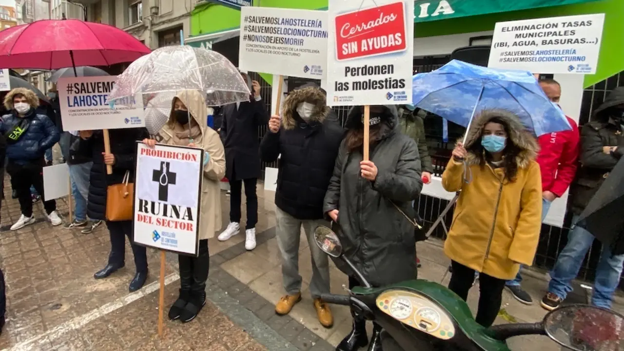 Manifestaci&oacute;n de los hosteleros c&aacute;ntabros en las puertas de la Delegaci&oacute;n del Gobierno. / HARDY