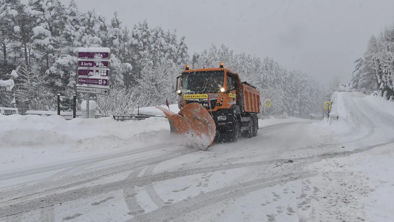 Un cami&oacute;n quitanieves despeja una carretera en el Pirineo aragon&eacute;s, en Huesca, Arag&oacute;n (Espa&ntilde;a), a 29 de diciembre de 2020