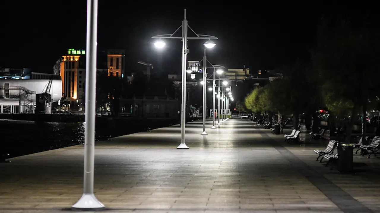 Vista del Paseo Pereda vac&iacute;o durante el toque de queda impuesto por el Gobierno. / HARDY