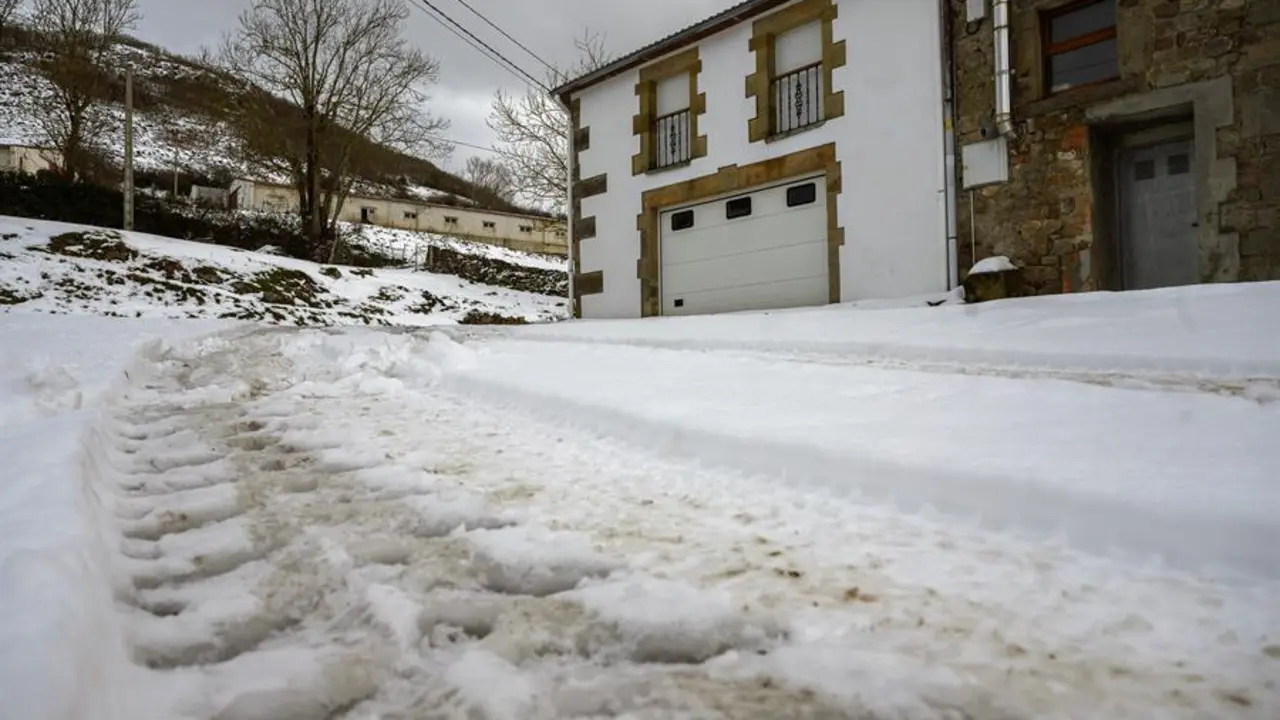 Vista de una calle en la localidad c&aacute;ntabra de Arg&uuml;eso, cubierta por la nieve este jueves. EFE/Pedro Puente Hoyos