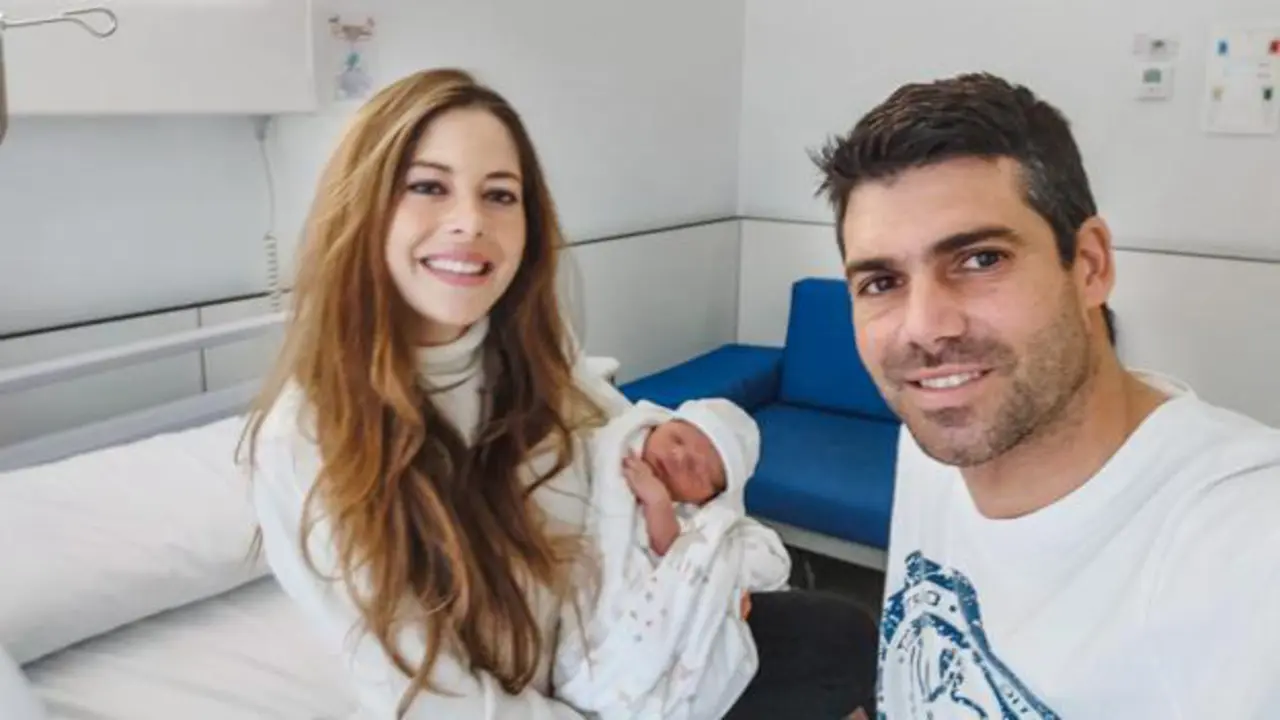 Diego, en manos de su madre y junto a su padre.