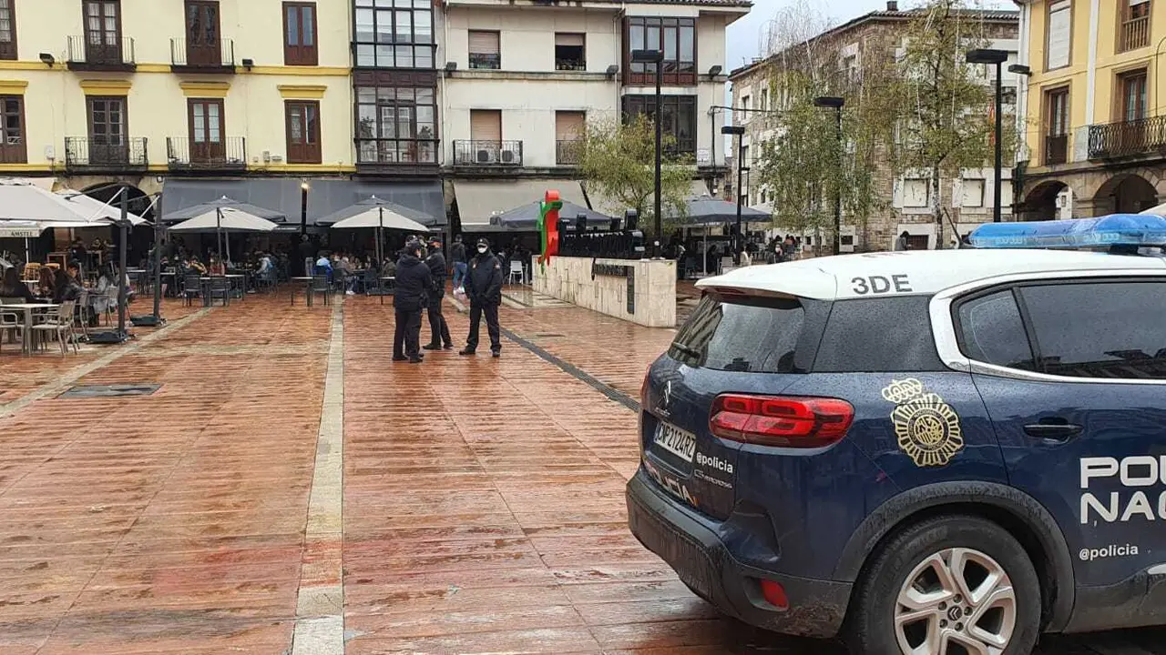 Vista de una patrulla de la Polic&iacute;a Nacional en la plaza Roja de Torrelavega. / ALERTA