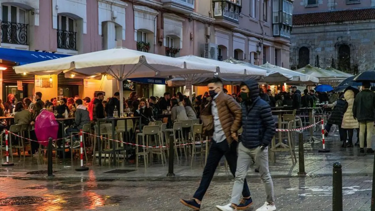 Vista de la Plaza de Ca&ntilde;ad&iacute;o. Las restricciones y la lluvia han hecho que la tarde de nochebuena en Santander ha sido mucho m&aacute;s tranquila. EFE/FOTO/ROM&Aacute;N G. AGUILERA