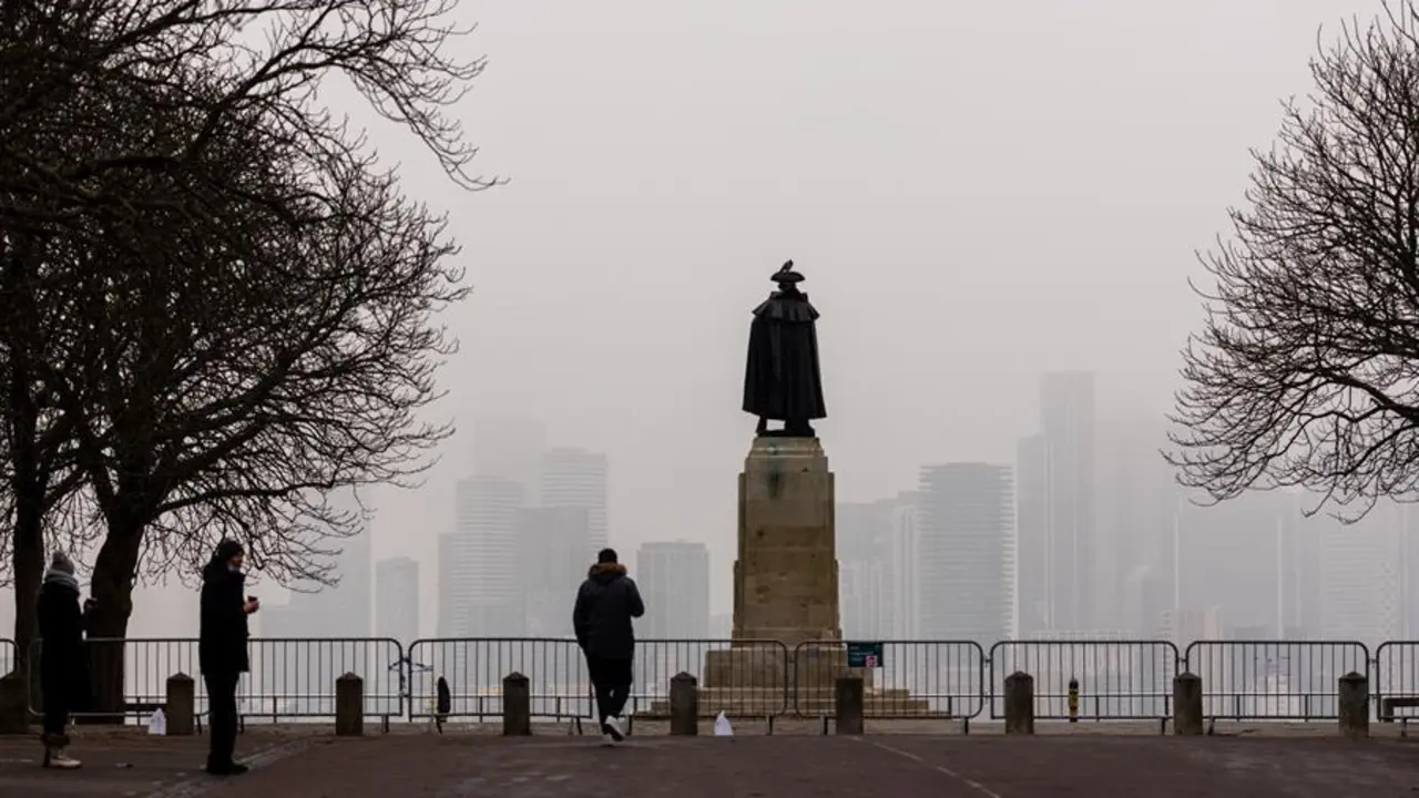 La gente en Greenwich Park ve las oficinas del distrito financiero de Canary Wharf vistas envueltas en la niebla en Londres, Gran Breta&ntilde;a, 01 de enero 2021. Gran Breta&ntilde;a dej&oacute; la Uni&oacute;n Europea a las 11pm el 31 de diciembre de 2020. (Reino Unido, Londres) EFE/EPA/VICKIE FLORES