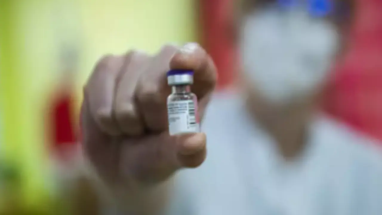 Una enfermera con un vial de la vacuna de Pfizer/BioNTech - Pool Francisco Seco/BELGA/dpa