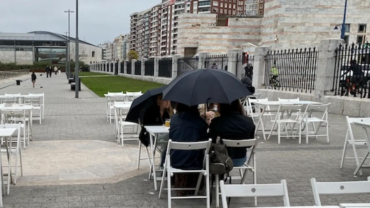 Varias personas sentadas en una terraza. / HARDY