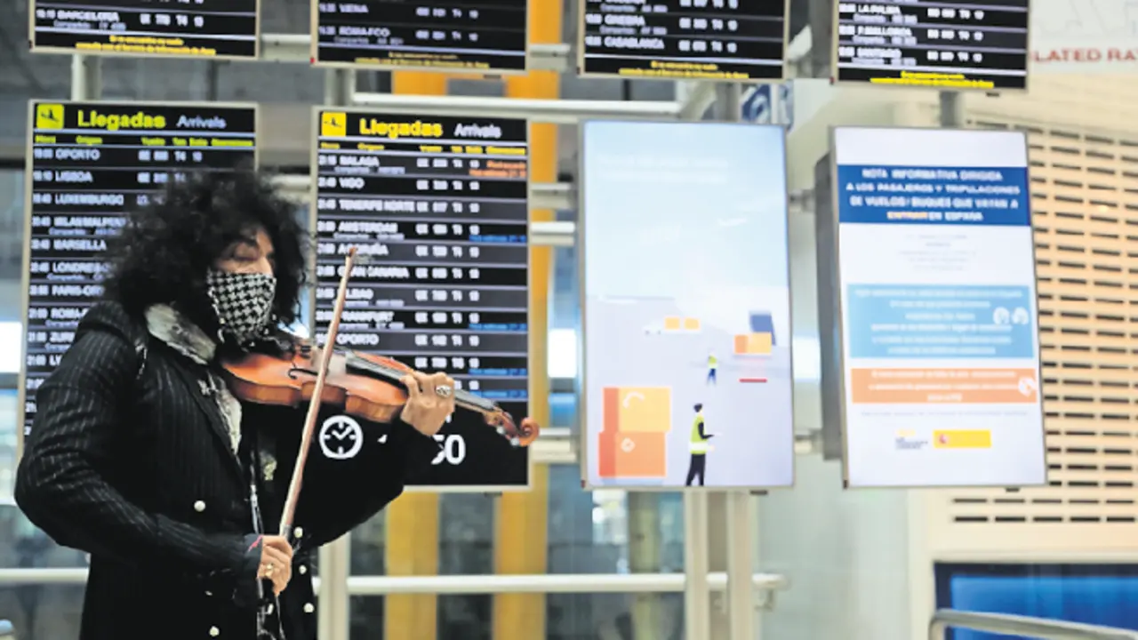 El violinista Ara Malikian ofrece una actuaci&oacute;n en el Aeropuerto Adolfo Su&aacute;rez. / FERNANDO ALVARADO