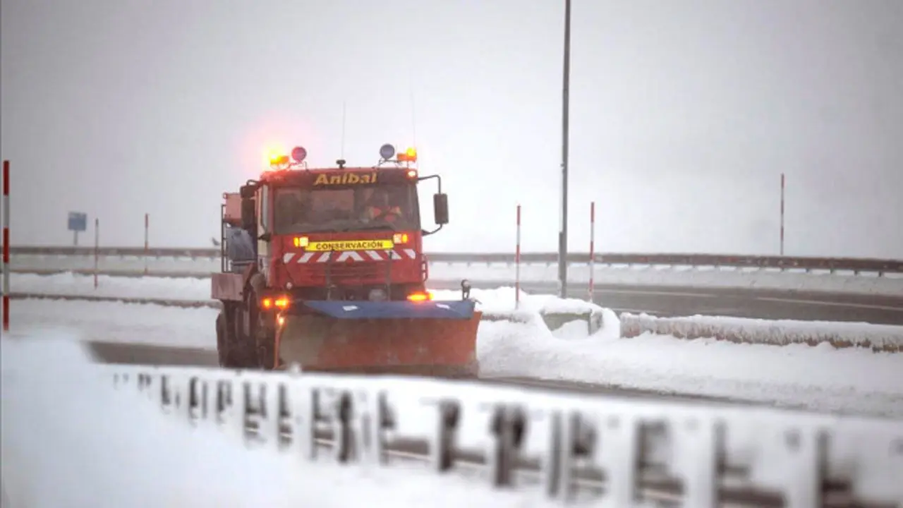 GRAF3514  REINOSA  CANTABRIA   03 02 2018 - Una quitanieves limpia la A-67 a la altura de la localidad cantabra de Reinosa  cuya comunidad se encuentra en alerta amarilla por nieve despues de haber estado en los ultimos dias en alerta roja  EFE  Pedro Puente Hoyos
