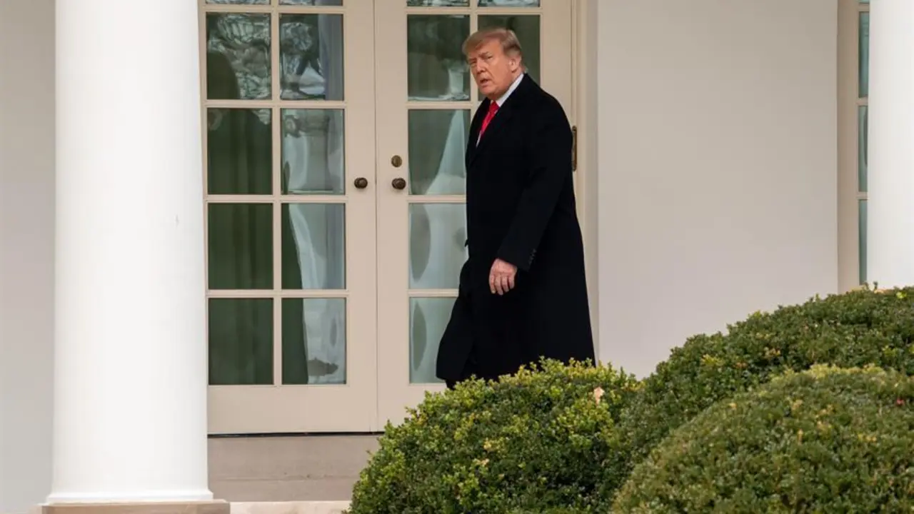 El Presidente de los Estados Unidos Donald J. Trump camina por la columnata despu&eacute;s de regresar de sus vacaciones en Florida temprano en la Casa Blanca, Washington, DC, EE.UU., 31 de diciembre de 2020. (Estados Unidos) EFE/EPA/KEN CEDENO / PISCINA