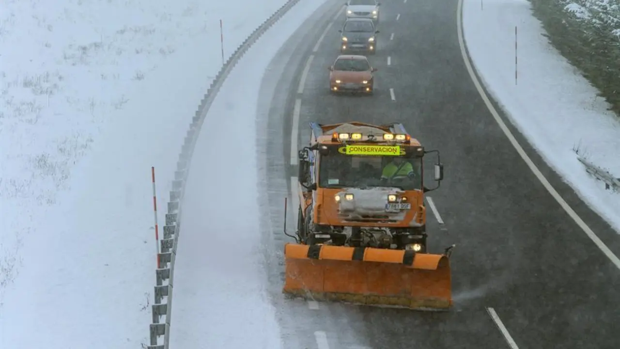 Una m&aacute;quina quitanieves limpia la A-67 tras una nevada por la que varios camiones permanecen en un atasco este s&aacute;bado en la localidad c&aacute;ntabra de Arenas de Igu&ntilde;a. EFE/Pedro Puente Hoyos