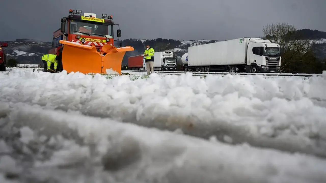 Una m&aacute;quina quitanieves limpia la A-67 tras una nevada en la localidad c&aacute;ntabra de Arenas de Igu&ntilde;a. EFE/Pedro Puente Hoyos