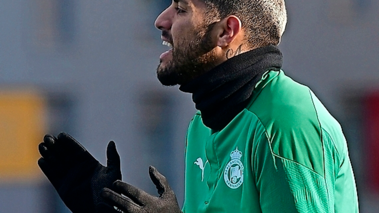 Adri&aacute;n Balboa arenga a sus compa&ntilde;eros durante el entrenamiento de ayer. / Hardy