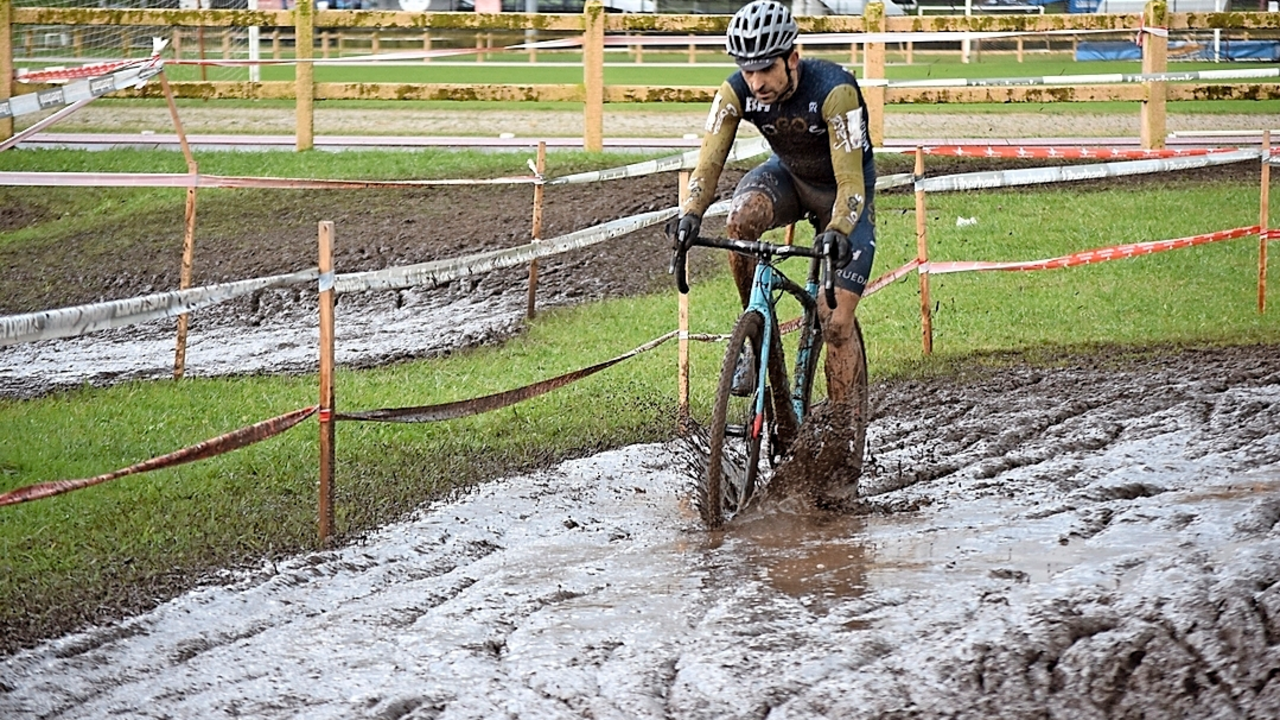 Ismael Esteban tuvo que luchar con los rivales y con el lodazal que la lluvia convirti&oacute; el circuito de El Patatal. / Castillo
